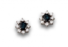 615.  Pendientes con zafiros ovales orlados por brillantes en oro blanco de 18K.