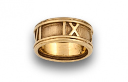 115.  Anillo con números romanos en relieve, de oro liso y mate de 18K.