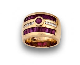 134.  Sortija ancha con rubíes en centro y dos bandas y btes en línea central.