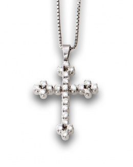610.  Cruz colgante con 19 brillantes y cadena de eslabón cuadrado en oro blanco de 18K.