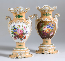 468.  Pareja de jarrones isabelinos, de porcelana esmaltada con cartelas de flores.Trabajo español, mediados S. XIX..