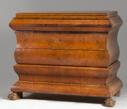 457.  Cómoda fernandina en madera de caoba y palma de caoba con marquetería en boj, sobre patas de garra.Trabajo catalán, h. 1830..