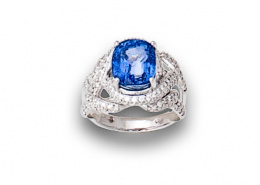 676.  Sortija con zafiro de 5,54 ct en montura de bandas entrelazadas de brillantes.Con certificado.
