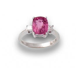 133.  Sortija con espinela rosa natural de 4,05 ctes y dos diamantes carré. Se acompaña de certificado.