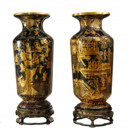428.  Pareja de grandes jarrones sobre peanas, en madera, papier mache, lacado y dorado.China, S. XIX.