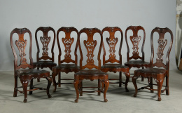 423.  Importante juego de doce sillas de madera de palosanto y asiento de piel de decoración grabada.Trabajo portugués, S. XVIII.