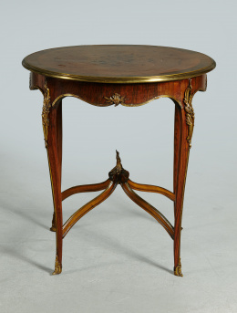 362.  Gueridón a la manera de François Linke de madera de palo de rosa, palo de violeta, marquetería floral y bronce dorado y aplicado.Trabajo francés, h. 1900..