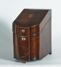 1035.  “Knife box” o caja de cubiertos Jorge III, en madera de caoba y palma de caoba con marquetería de boj.Inglaterra ff. S. XVIII.