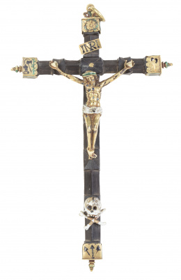 1387.  Cristo crucificado.En oro y esmaltes.Trabajo colonial, S. XVIII.