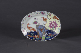 431.  Plato de porcelana esmaltada de “hoja de tabaco”.China, S. XVIII 