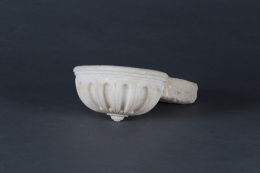 1033.  Pila de agua bendita en mármol blanco y decoración gallonada, S. XVIII - XIX..