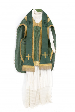 1015.  Casulla y estola en seda damasquinada de color verde, con galones metálicos y Alba, bordada.S. XIX.