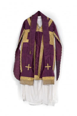 1016.  Casulla en color morado con galones aplicados en oro, con alba y estola.S. XIX.