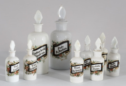 1283.  Juego de nueve tarros de farmacia en opalina con cartelas pintadas con flores que incluyen la fórmula, Pp. del S. XX..