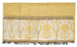 413.  Frente de altar de damasco amarillo y aplicaciones de galones,  S. XVIII.