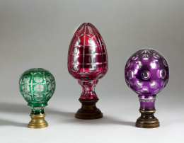 1067.  Remate de balaustrada en cristal soplado y de color morado, interior en plata.Bohemia o Francia, S. XIX.