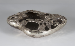 1152.  Centro de plata, con trabajo de martelé, repujado y cincelado de estilo oriental, decorado con “ruyi” y animales. Con marcas.David Ferreira*, Oporto, S. XX..