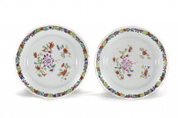 465.  Pareja de platos Compañía de Indias en porcelana de la  “Familia rosa”.China, dinastía Qing, S. XVIII