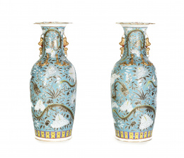 753.  Pareja de jarrones en porcelana con decoración de dragones. China, Dinastía Qing S. XIX