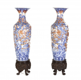 1028.  Pareja de jarrones en porcelana para la exportación con decoración estilo Imari con aves, ramos y flores. China, S. XVIII-XIX