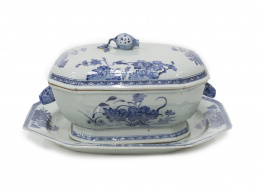 1305.  Sopera con fuente en porcelana esmaltada en azul y blanco Compañía de Indias.