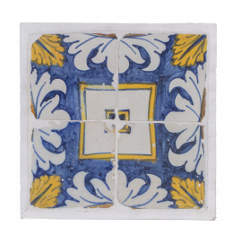 1225.  Cuatro azulejos esmaltados en azul cobalto y ocre decorado con hojas, S. XVII..