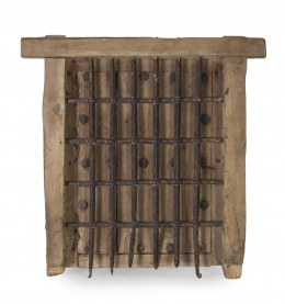 1546.  Ventana de hierro con marco de madera.Trabajo español o portugués, S. XVI