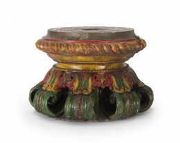 1005.  Peana de madera de teka tallada y policromada, decorada con hojas.Trabajo Indo-portugués, S. XVIII.