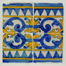 397.  Cuatro azulejos de cerámica esmaltada en azul de cobalto y amarillo.Portugal, S. XVII..
