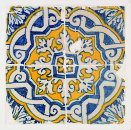 400.  Conjunto de cuatro azulejos de cerámica esmaltada en azul de cobalto y amarillo.Portugal, S. XVII.