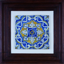 987.  Conjunto de cuatro azulejos de cerámica esmaltada en azul de cobalto y amarillo.Portugal, S. XVII.