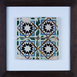 985.  Conjunto de cuatro azulejos de cerámica esmaltada con la técnica de arista.España, S. XVI.