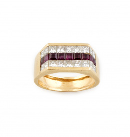 215.  Sortija con banda plana  frontal y dos laterales de rubíes talla carré ,entre dos líneas de diamantes talla princesa; con engastes invisibles