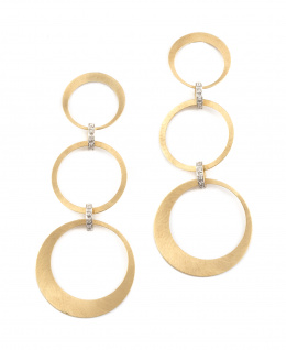 221.  Pendientes largos con tres aros de oro mate unidos por aros de brillantes