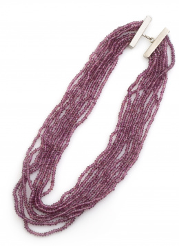 338.  Collar con siete hilos de amatistas facetadas con cierre de barra en oro blanco de 19K