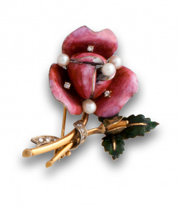 619.  Broche de pps de s XX en forma de rosa de esmalte, con perlas y diamantes