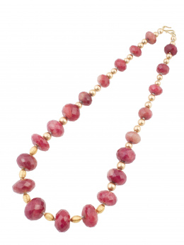 220.  Collar con grandes cuentas en forma de disco facetado de rubelita en disminución combinadas con entrepiezas y cierre de oro de 19K