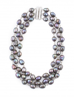 325.  Collar de tres hilos de perlas negras ligeramente ovoides combinadas con cadena en oro blanco de 19K
