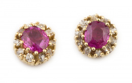 29.  Pendientes con rubíes de talla redonda y 1 ct aprox cada uno,orlados de brillantes de talla antigua