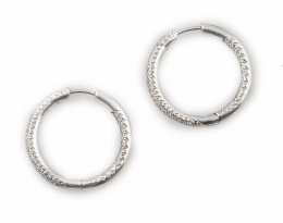 169.  Pendientes criollas de sección cilíndrica con brillantes en oro blanco de 18K