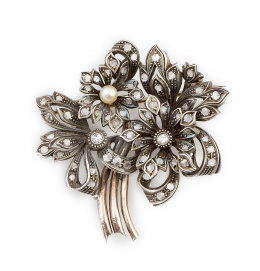 44.  Broche portugués pp. s. XX con ramo de flores de diamantes,y una perla fina como centro en una de las flores