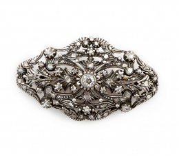 109.  Broche placa portugués de diamantes de pp. s.XX romboidal, con motivos vegetales y chatón de brillante central 