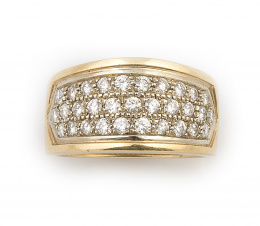 193.  Sortija de pavé de brillantes en centro ligeramente elevado