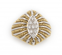 222.  Sortija bombée con centro ojival de pavé de brillantes y montura con hilos de cordón trenzado y lisos 