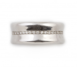 194.  Sortija alianza completa de brillantes en montura ancha de oro blanco de 19K