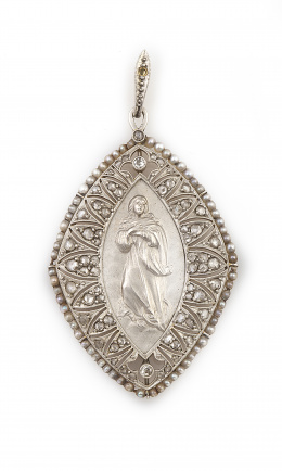 69.  Medalla colgante Art-Decó con Virgen en relieve y marco de diamantes con diseño calado