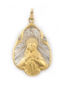 57.  Medalla colgante de pp. s.XX con Virgen en relieve en marco lobulado y calado a modo de aureola