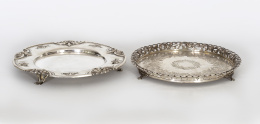 647.  Salvilla de plata en su color, repujada y cincelada, ley 833Oporto, 1886 - 1938.