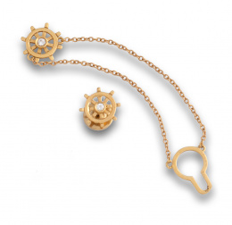 93.  Broche pin y adorno para botón con timón de barco y btes con punzones portugueses.