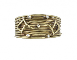 297.  Sortija de banda formada por  hilos con diseño entrecruzado en el centro y cinco brillantes 